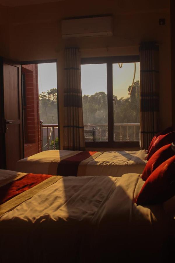 Hotel Flycatcher Chitwan- A Jungle Safari Home Sauraha Esterno foto