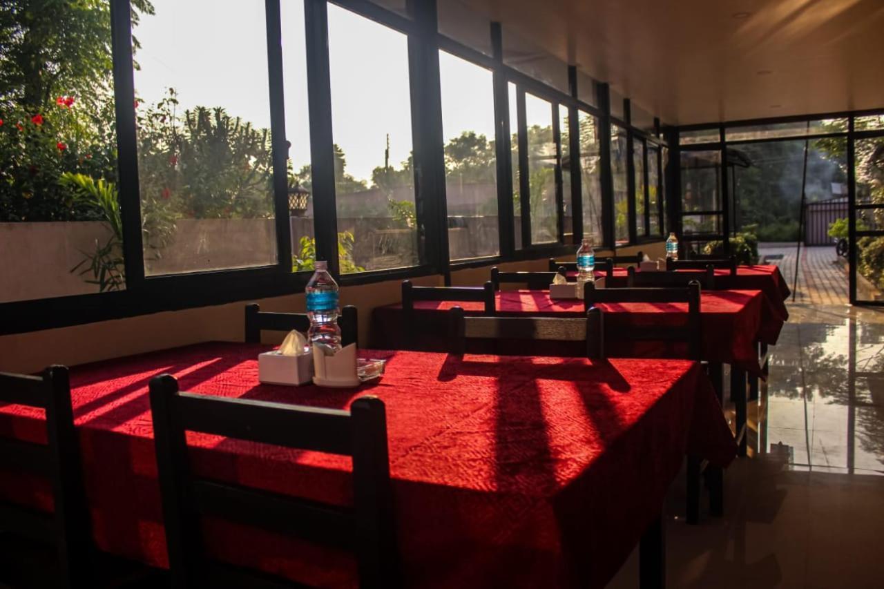 Hotel Flycatcher Chitwan- A Jungle Safari Home Sauraha Esterno foto