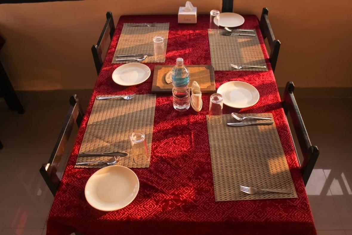 Hotel Flycatcher Chitwan- A Jungle Safari Home Sauraha Esterno foto