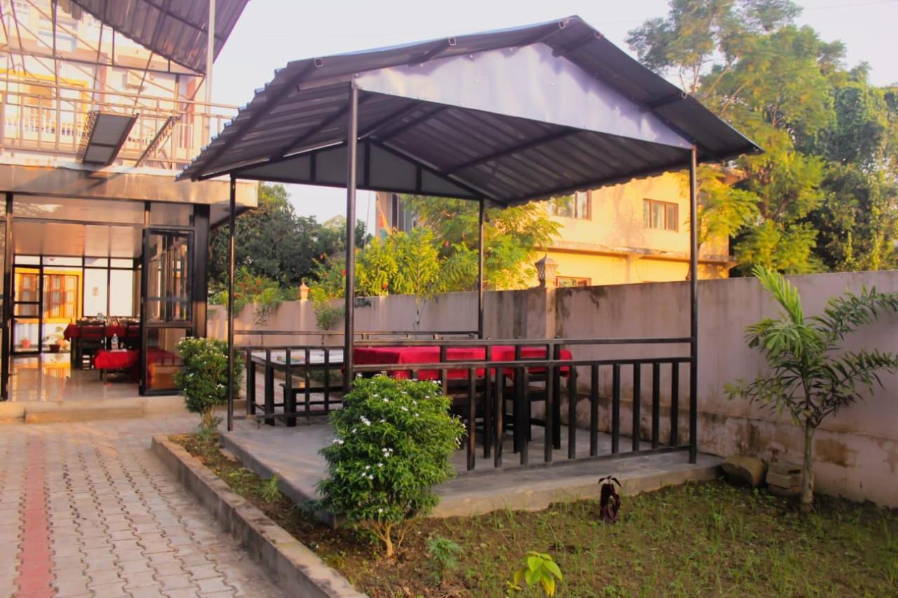 Hotel Flycatcher Chitwan- A Jungle Safari Home Sauraha Esterno foto