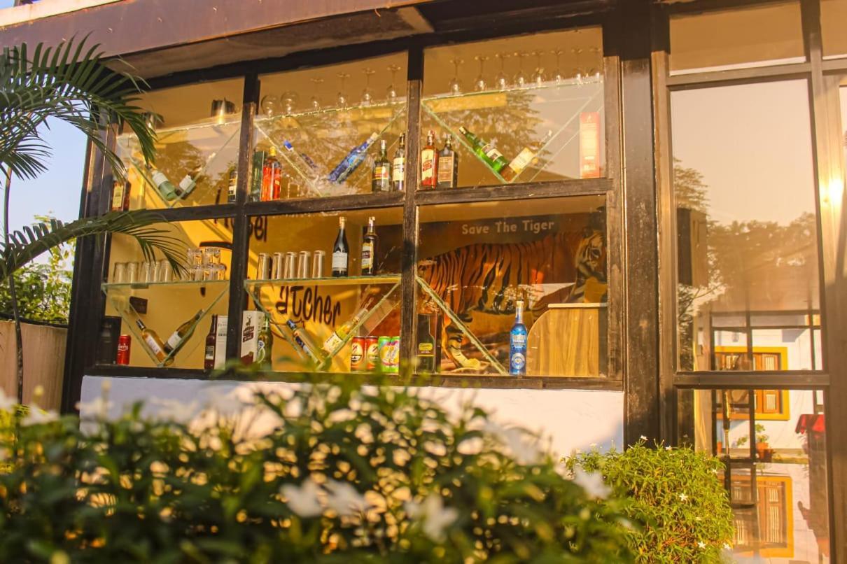 Hotel Flycatcher Chitwan- A Jungle Safari Home Sauraha Esterno foto