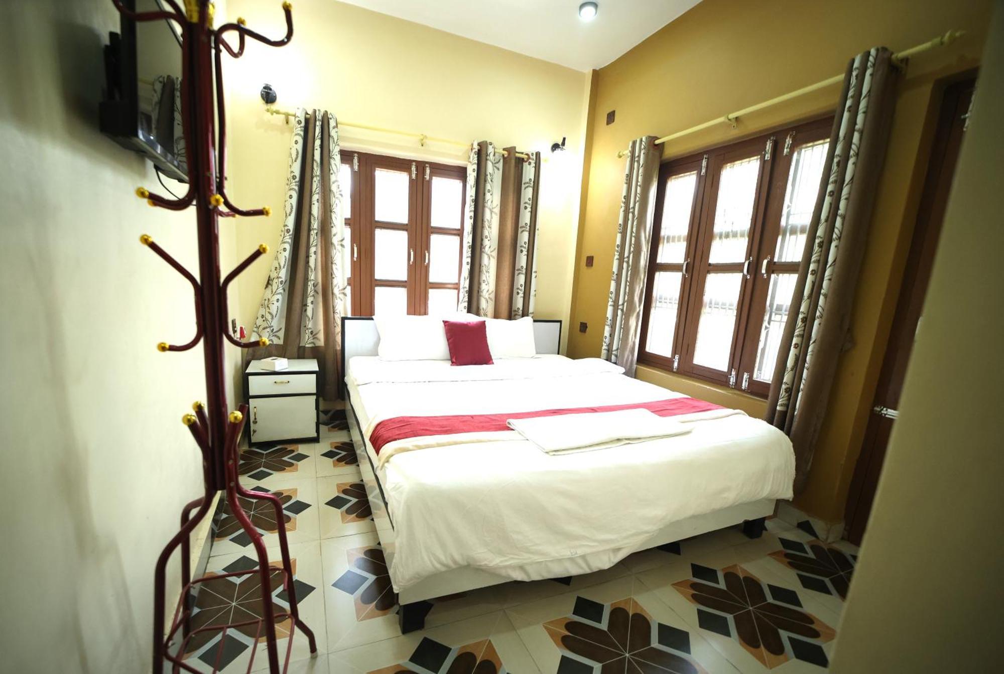Hotel Flycatcher Chitwan- A Jungle Safari Home Sauraha Esterno foto