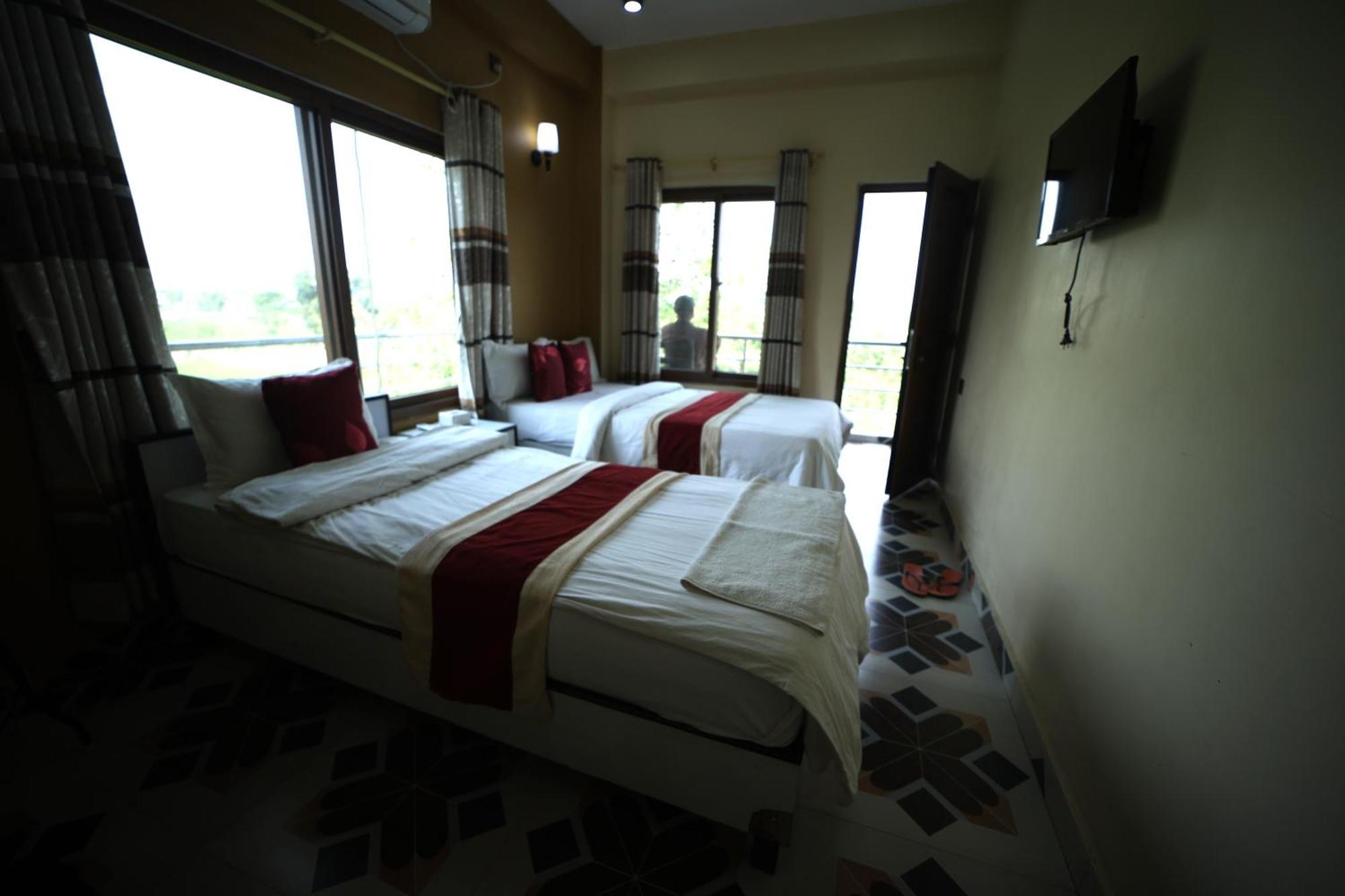 Hotel Flycatcher Chitwan- A Jungle Safari Home Sauraha Esterno foto