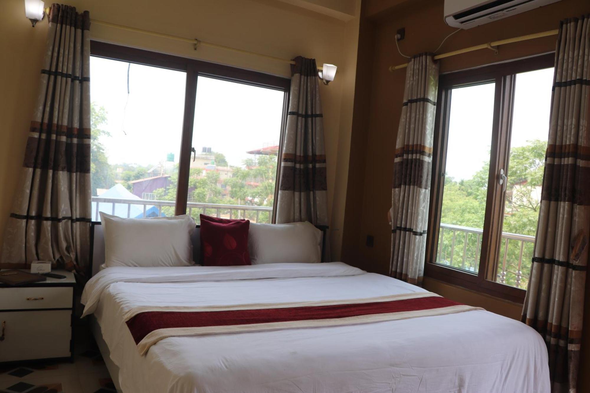 Hotel Flycatcher Chitwan- A Jungle Safari Home Sauraha Esterno foto