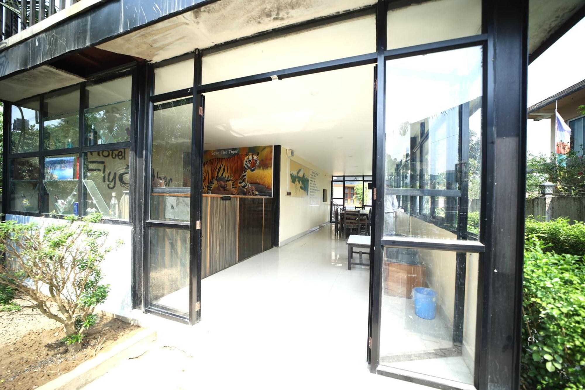 Hotel Flycatcher Chitwan- A Jungle Safari Home Sauraha Esterno foto