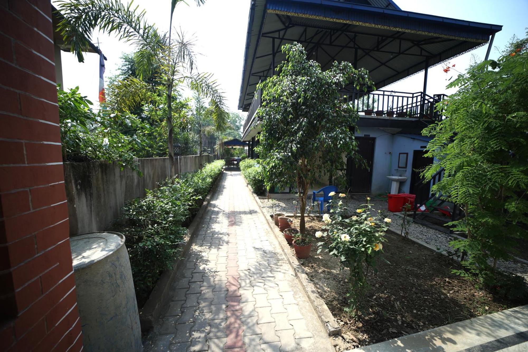Hotel Flycatcher Chitwan- A Jungle Safari Home Sauraha Esterno foto