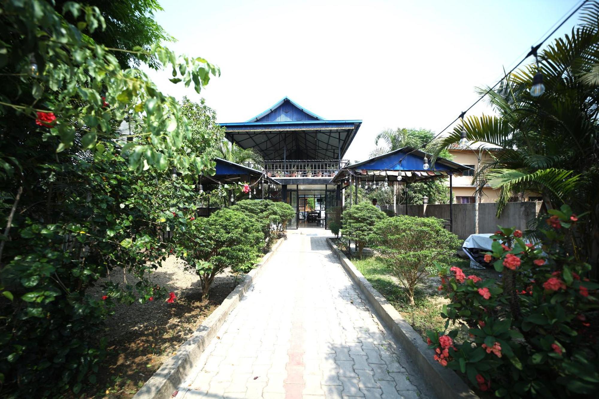 Hotel Flycatcher Chitwan- A Jungle Safari Home Sauraha Esterno foto