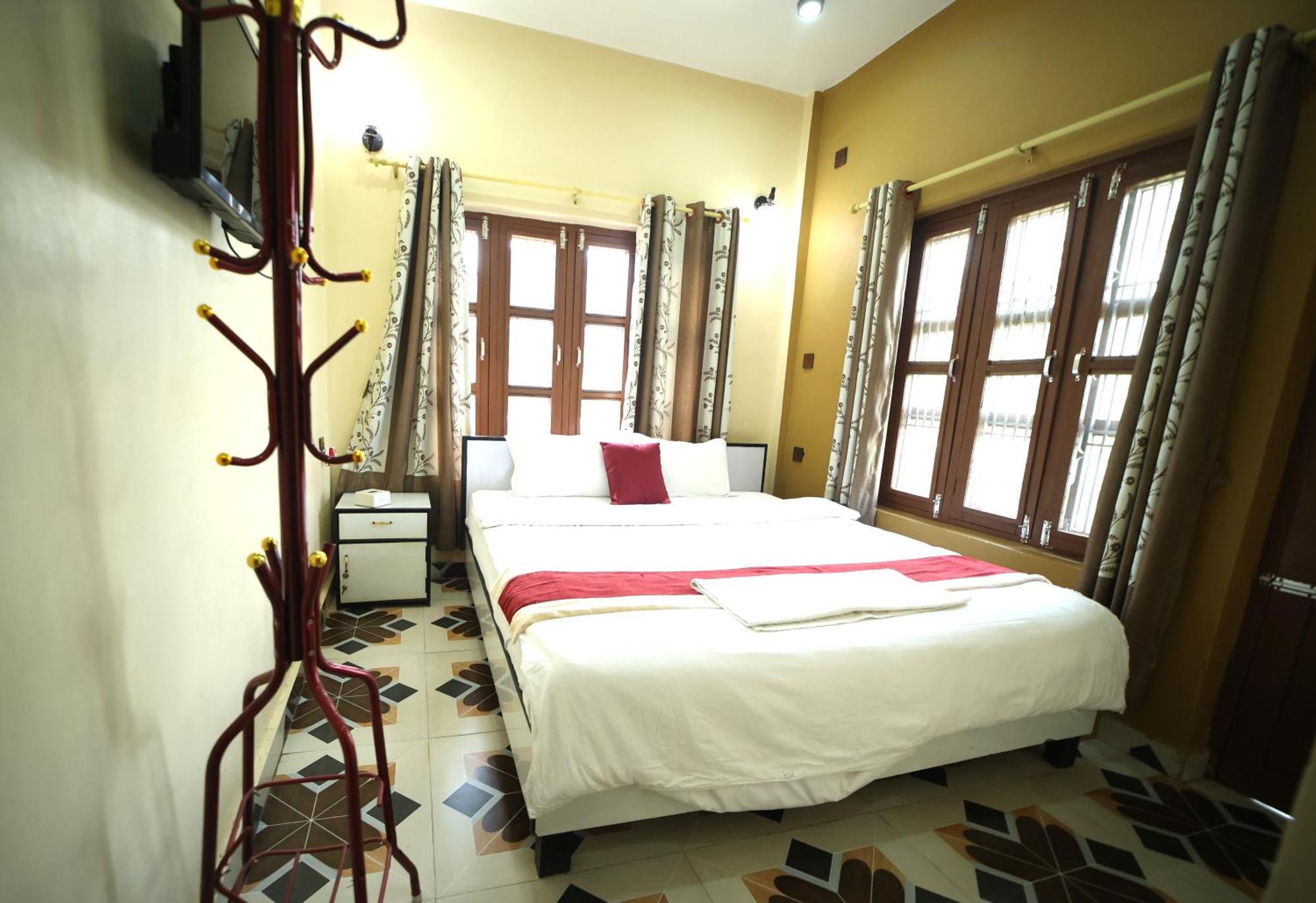 Hotel Flycatcher Chitwan- A Jungle Safari Home Sauraha Esterno foto