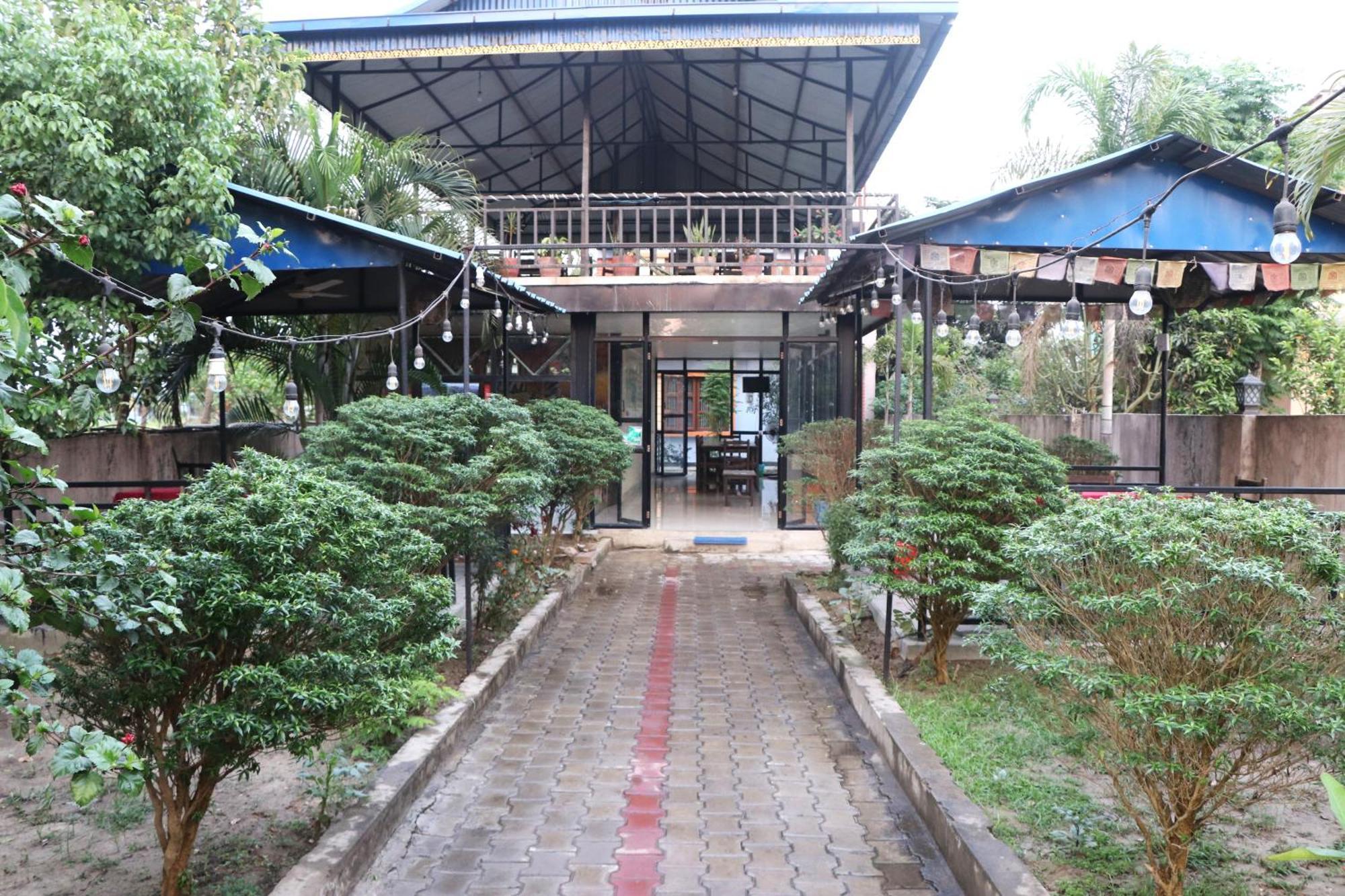 Hotel Flycatcher Chitwan- A Jungle Safari Home Sauraha Esterno foto