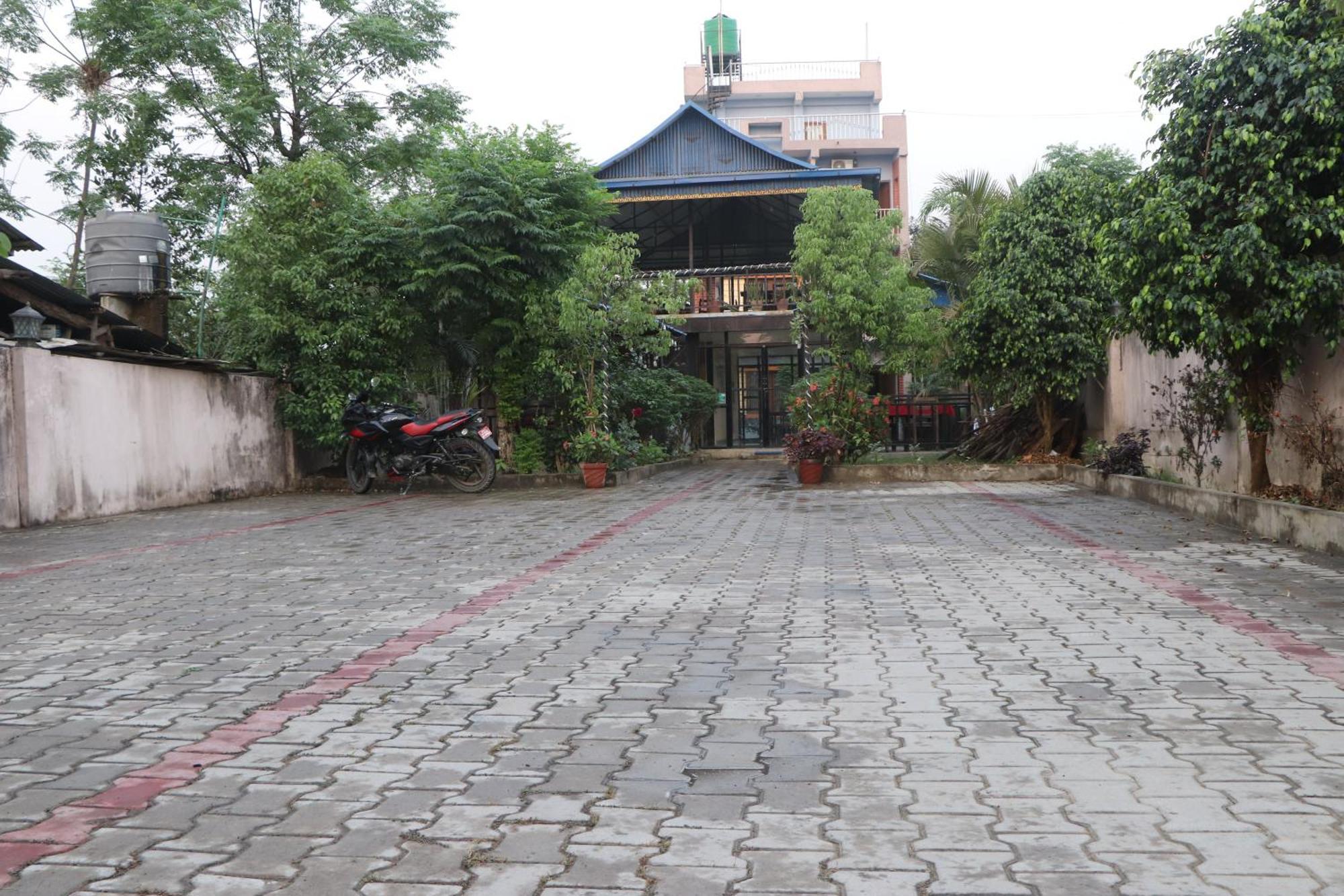 Hotel Flycatcher Chitwan- A Jungle Safari Home Sauraha Esterno foto