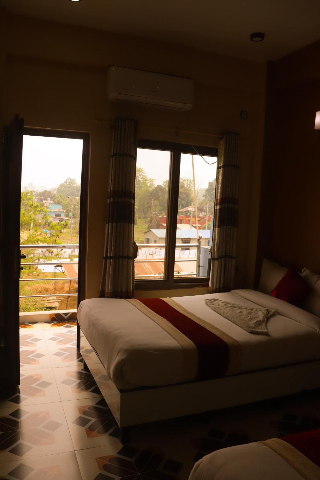Hotel Flycatcher Chitwan- A Jungle Safari Home Sauraha Esterno foto