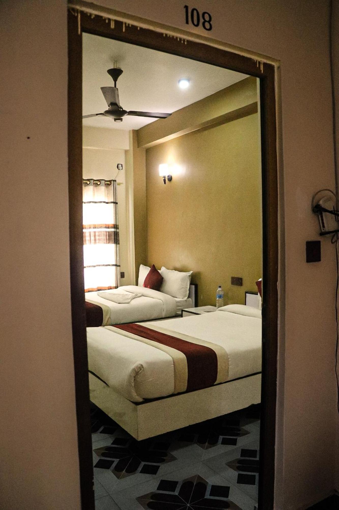 Hotel Flycatcher Chitwan- A Jungle Safari Home Sauraha Esterno foto